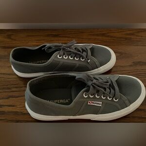 Superga Women's 2750 Cotu Classic Sneaker.
Size 8